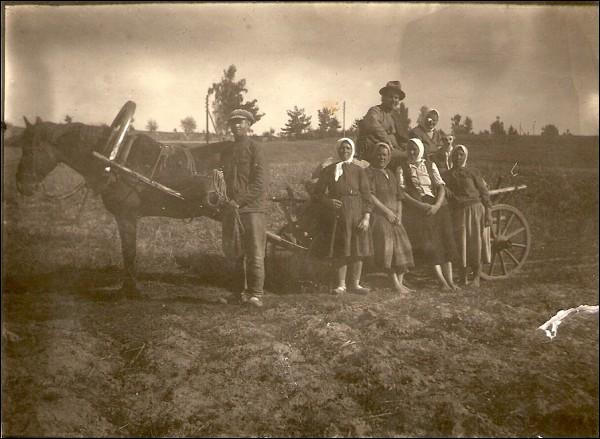  - Деревня на старых фотографиях . Мікалай Нядзведскі (на возе), настаяцель царквы Усьпення Прасв.Багародзіцы з прыхажанамі. Быў закатаваны бальшавікамі ў 1939 годзе.