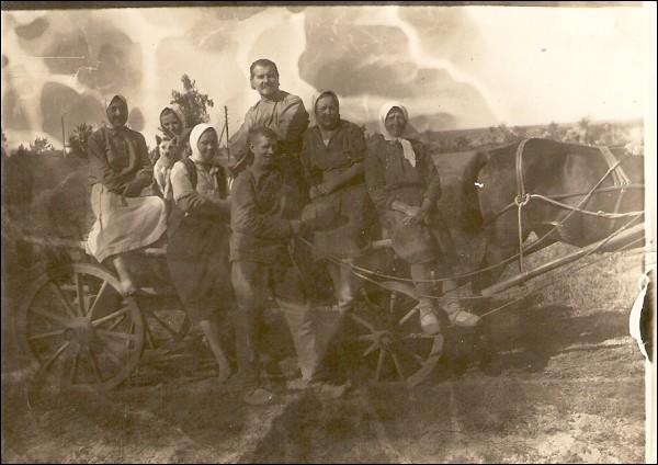  - Деревня на старых фотографиях . Мікалай Нядзведскі з прыхажанамі