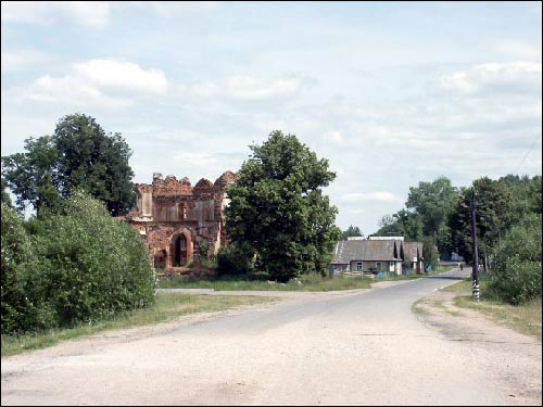 Stańków |  Cerkiew Św. Mikołaja Cudotwórcy. Widok ruin cerkwi od ulicy, 07 2002