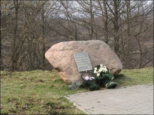  -  Muzeum. Głaz-pomnik koło wałów zamczyska, w miejscu, gdzie w czasie II wojny światowej Niemcy rozstrzeliwali mieszkańców