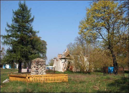 Pieski Stare |  Zespół dworsko-parkowy Pusłowskich. Fragment parku z bramą zachodnią, 04 2009