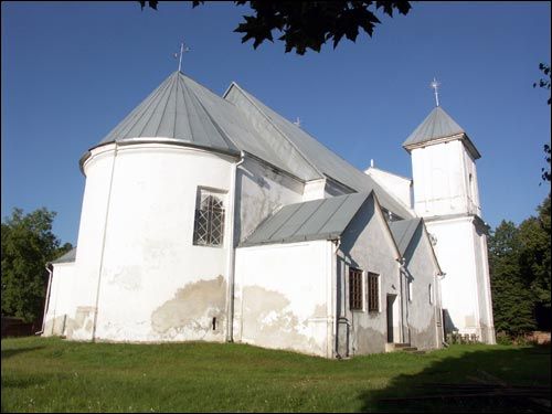 Siehniewicze |  Kościół Opieki M.B. Różańcowej. Widok apsydy i fasady bocznej