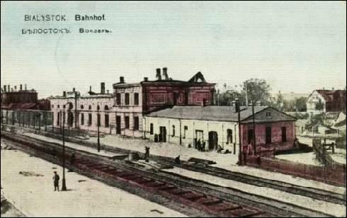  - Miasto na starych fotografiach . Widok zniszczonego dworca od strony peronów. 1915 r. (źródło: www.szukamypolski.com)