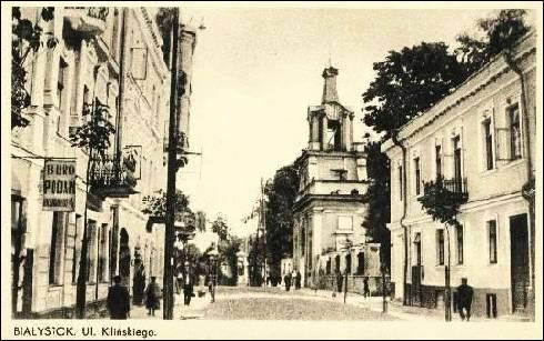  - Miasto na starych fotografiach . Ulica Kilińskiego, po prawej stronie brama pałacu Branickich. (źródło: www.szukamypolski.com)