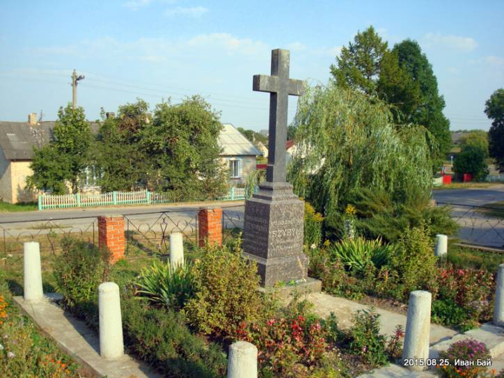  - Костёл Преображения Господня. Памятник возле костёла