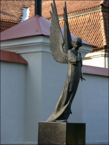Kalwaria (Wilno) |  Kościół Znalezienia Krzyża Św.. Anioł nagrobny na cmentarzu Kalwaryjskim