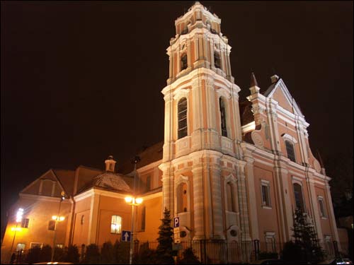 - Kościół Wszystkich Świętych i klasztor Karmelitów. Fasada główna i boczna nocą