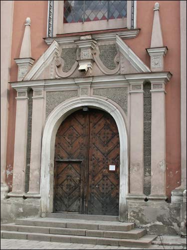  - Kościół Wszystkich Świętych i klasztor Karmelitów. Fasada główna, portal
