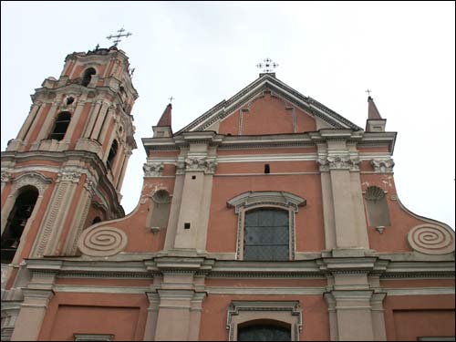 - Kościół Wszystkich Świętych i klasztor Karmelitów. Fragment fasady głównej, fronton