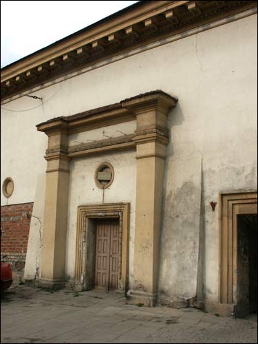  - Kościół Wszystkich Świętych i klasztor Karmelitów. Wejście klasztorne z dawnej ulicy Zawalnej, obecnie Pylimo
