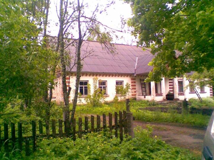  -  Будынак былой школы. Выгляд ад дарогі
