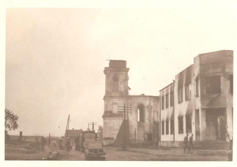  - Горад на фотаздымках часоў 2-ой сусветнай вайны . Касцёл францысканаў.