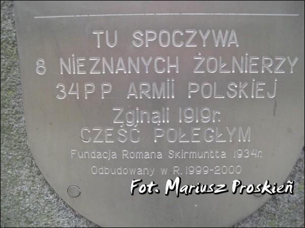 Porzecze |  Zespół dworsko-parkowy Skirmunttów. Mogiła ośmiu nieznanych polskich żołnierzy 34 pp poległych w 1919 r.