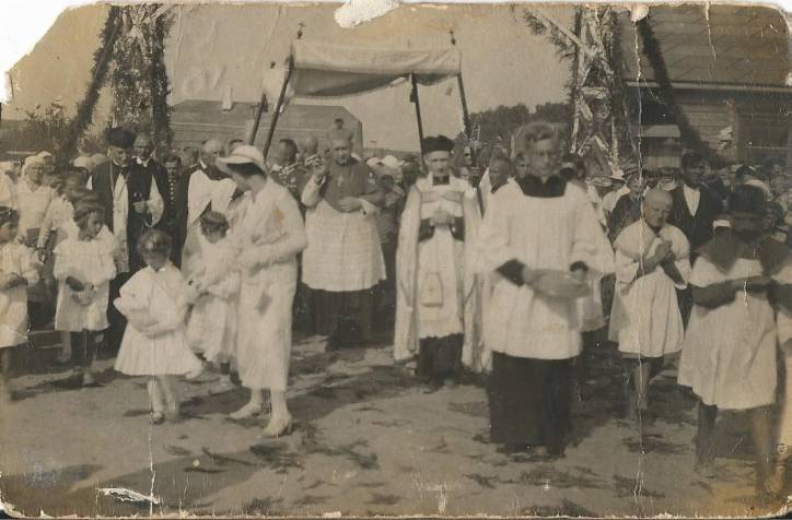  - Miasteczko na starych fotografiach . Pamiątka spotkania Biskupa Kazimierza Buszpaba z parafianami Księdza Franciszka Smorczewskiego w Hancewiczach 5 lipca 1936 r.  