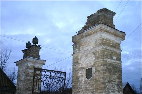  - Manor park of the Horvat former Manor-place. Gates. Fragment