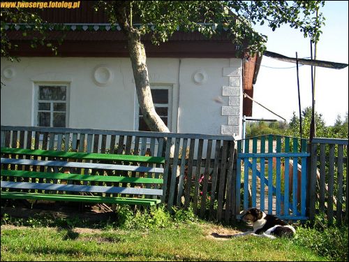 Fragment murowanego domu we wschodniej części wsi Choromce. We wsi