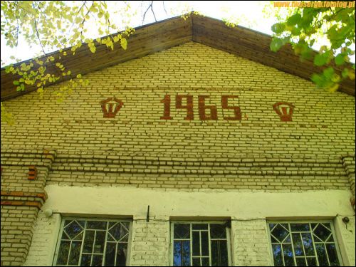 Obecnie klub w Choromcach. Dawniej w tym miejscu stał dwór lub kościół. (Brak dokumentacji). W cegle licowującej budynek jest data 1965 Choromce. We wsi