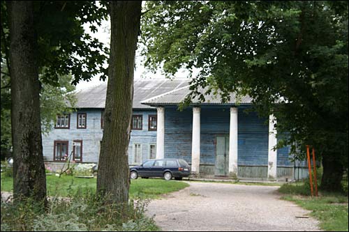 Poniemuń (Grodno) |  Zespół pałacowo-parkowy Lachnickich. Dwór w Poniemuniu, fragment fasady głównej (08.2008)