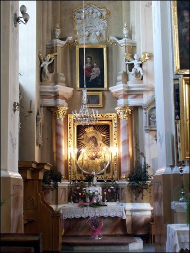  - Kościół Podwyższenia Krzyża Świętego. Ołtarz boczny z obrazem Matki Boskiej Ostrobramskiej