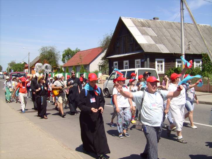  - Ulice miasteczka . Ulica 1 maja. Pielgrzymka z Lidy, z kościoła Podwyższenie Krzyża Świętego (farnego)idzie do Budsławia - narodowego sanktuarium Maryjnego katolików na Białorusi.