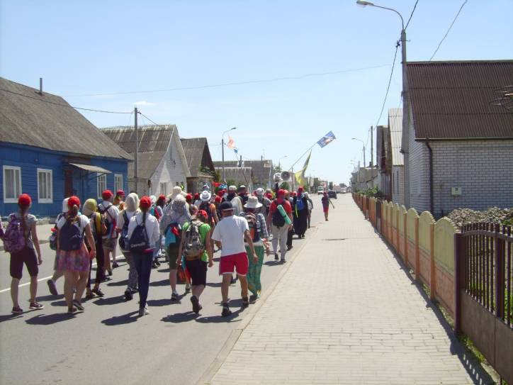  - Ulice miasteczka . Ulica 1 maja. Pielgrzymka z Lidy, z kościoła Podwyższenie Krzyża Świętego (farnego)idzie do Budsławia - narodowego sanktuarium Maryjnego katolików na Białorusi. 