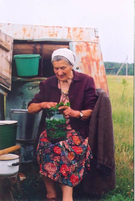  - Krajobrazy . Anna Poźniak z domu Bil, matka Zenona Poźniaka, spoczęła na sobotnickim cmentarzu 24 kwietnia 2012 roku, w dniu odpustu ku czci pierwszego patrona naszgo kościoła św. Jerzego. Zdjęcie zrobiłem na terenie gospodarstwa Bilów w Sobotnikach.