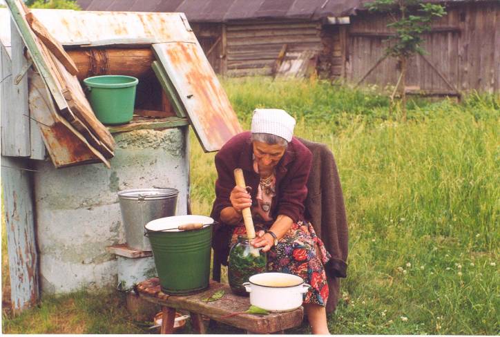  - Krajobrazy . Anna Poźniak z domu Bil, matka Zenona Poźniaka, spoczęła na sobotnickim cmentarzu 24 kwietnia 2012 roku, w dniu odpustu ku czci pierwszego patrona naszgo kościoła św. Jerzego. Zdjęcie zrobiłem na terenie gospodarstwa Bilów w Sobotnikach. 