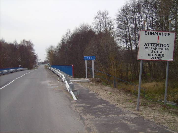  - Krajobrazy . Most na Gawii i wjazd do miasteczka od strony Dobrowlan, Juraciszek oraz Iwia. 