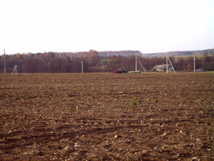  - Krajobrazy . Droga na Gieraniony, a za nią kolonia sobotnicka nad rzeczką Matruną.