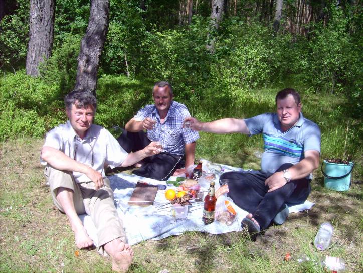  - Krajobrazy . Po feście na Św. Władysława, patrona kościoła w Sobotnikach, szaszłyki nad Gawią koło wioski Wasilewicze. Od lewej ja, Janek Byczko z Zalesia i Janek Kulesz z Wasilewicz - obecnie mieszkaniec Mińska.