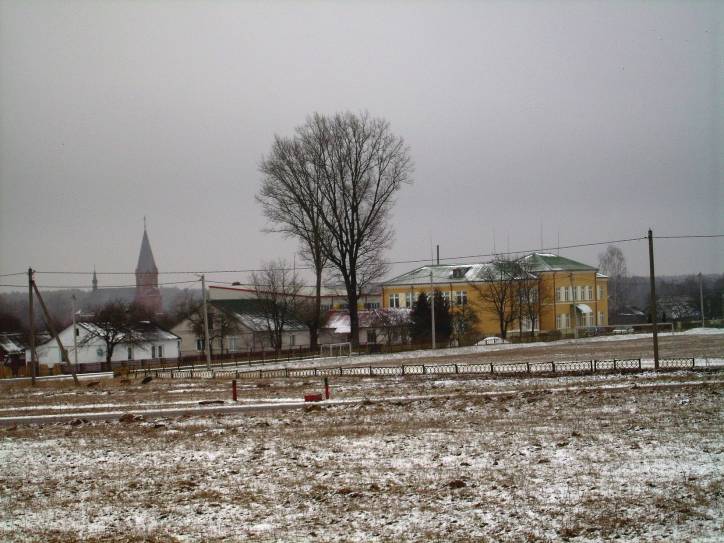 - Krajobrazy . Widok na miasteczko, na kościół i szkołę.
