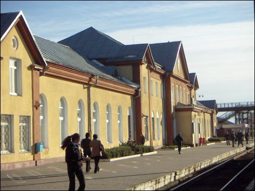  - Ulice miasta . Dworzec kolejowy zbudowany w 1910 r. Częściowo spalony w czasie II wojny światowej, odbudowany przez jeńców niemieckich