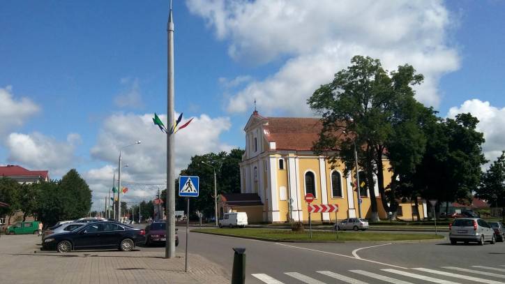  - Ulice miasta . Najstarszy kościół w Lidzie, Podwyższenia Krzyża Świętego zwany miejscowo farnym, fundacji króla Władysława II Jagiełły. 