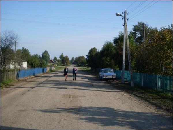  - В деревне . Дети идут в школу