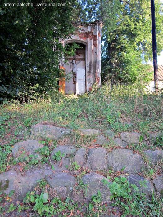 Niesutycze. Kapliczka przydrożna 