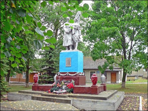  - Краявіды . Помнік палеглым у 2-ю сусьветную вайну вайскоўцам - жыхарам Раготны