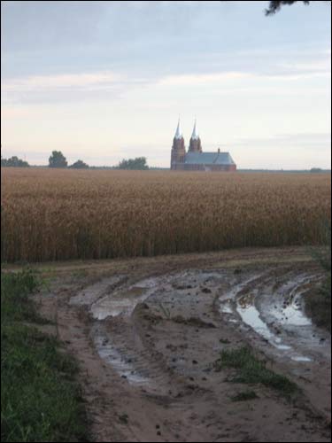  - У вёсцы . Погляд на касцёл у Старых Васілішках