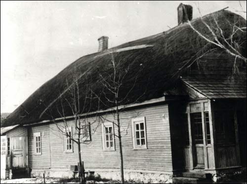  - Мястэчка на старых фотаздымках . Дом у Ліпнішках, у якім у 1894 г. былі надрукаваныя першыя 6 нумароў 'Работніка', над якімі працаваў Ю. Пілсудзкі