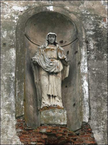  - Kościół Wniebowzięcia NMP. Figura Najświętszej Marii Panny w niszy frontonu, 08 2008
