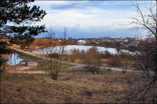  - Krajobrazy . Widok miasta z drugiego brzegu rzeki Maża