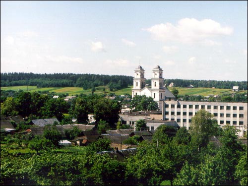  - Kościół Św. Trójcy. Kościół i miasto - lipiec 2003
