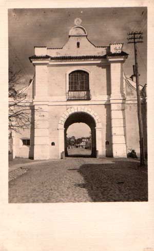  -  Brama Słucka. Brama na fotografii z 1929 roku (www.szukamypolski.com)