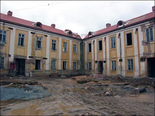  - Zamek Radziwiłłów Rekonstrukcja, 2005. Dziedziniec wewnetrzny, fragment (05 2005)