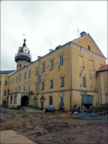  - Zamek Radziwiłłów Rekonstrukcja, 2005. Dziedziniec wewnetrzny, skrzydło boczne (05 2005)