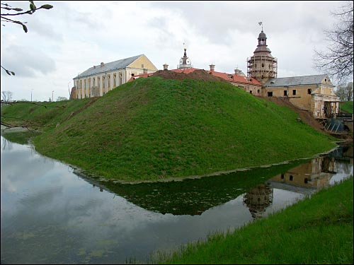  - Zamek Radziwiłłów Rekonstrukcja, 2005. Fosa