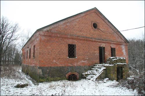  - Сядзібна-паркавы ансамбль Ваньковічаў. Будынак былой сыраварні мае глыбокія піўніцы