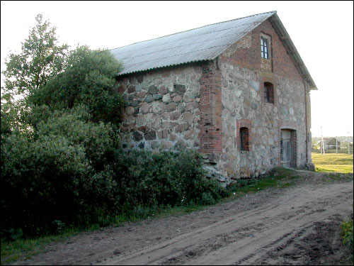  - Młyn wodny . Młyn od strony drogi