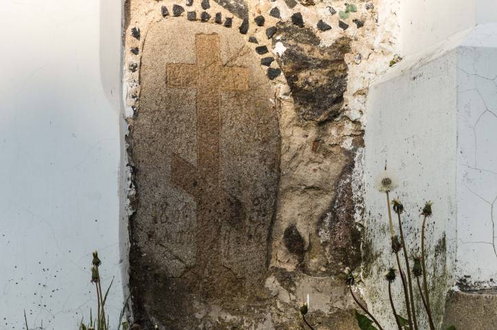  - Царква Святых апосталаў Пятра й Паўла. Кутневы камень на падмурку царквы з датай пабудовы.