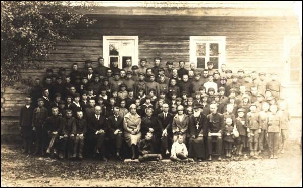  -  Residents of Kleck in old photographs. Primary School in Kleck - 1930th