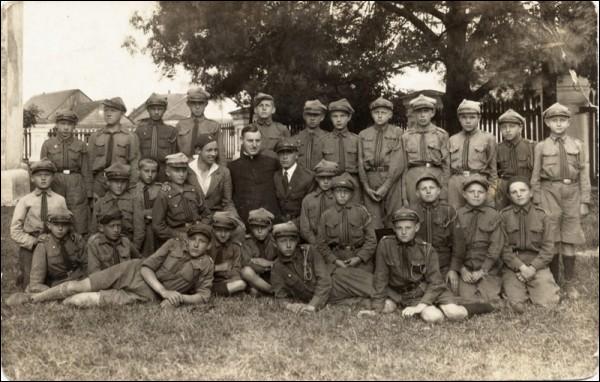  -  Residents of Kleck in old photographs. Division of scouts from Kleck to the collection 13/06/1934